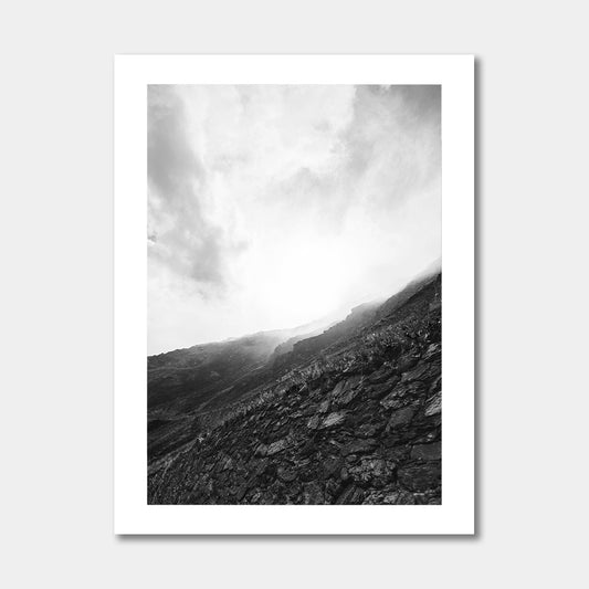 Berg met mist - Zwart Wit Poster