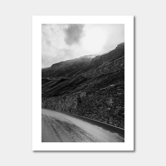 Weg door bergen - Zwart Wit Poster