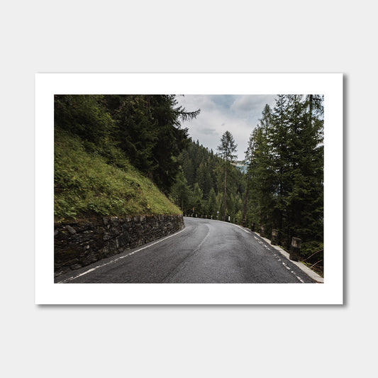 Bochtige weg door bos -  Poster