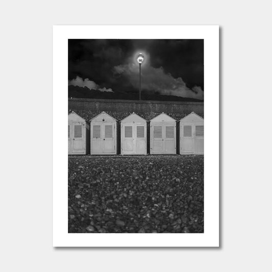 Strandhuis op kiezelstrand - Zwart Wit Poster