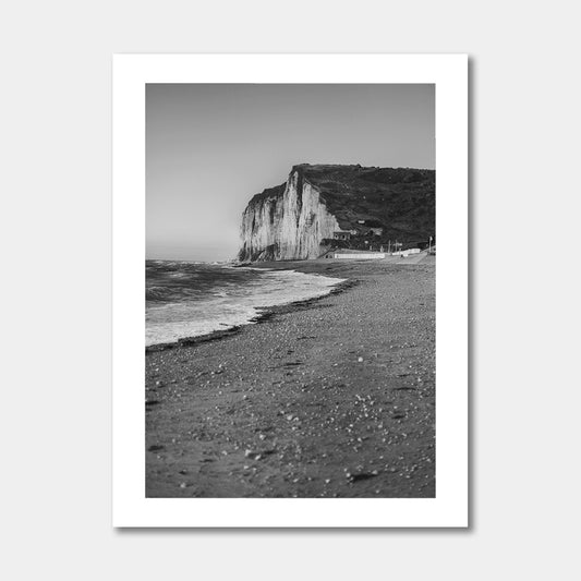 Strand met rots - Zwart Wit Poster